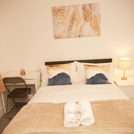 Cricklewood Deluxe Ensuite Room London Bagian luar foto